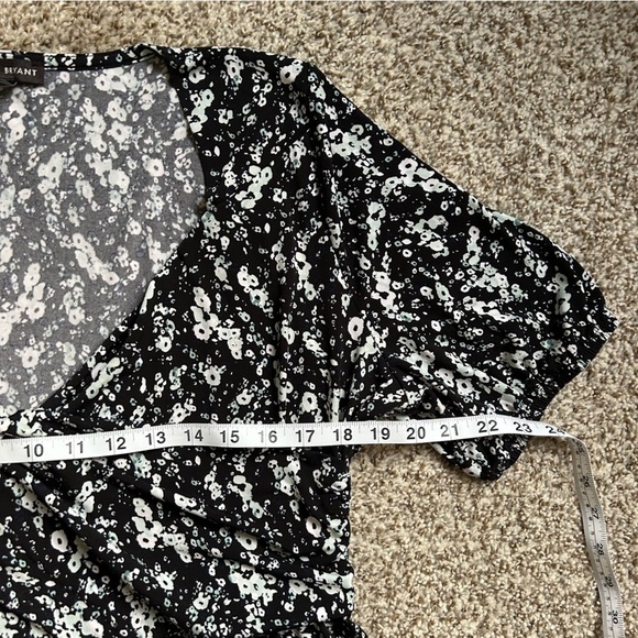 Lane Bryant Black White Floral Puff Sleeve Sweetheart-Neck Surplice Peplum Top - Picture 8 of 9